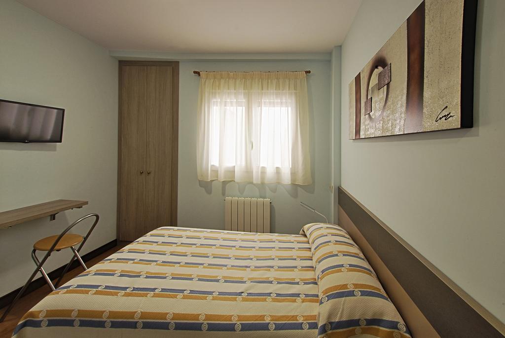 Hostal-Bar Restaurante "La Fuente" Rabé de las Calzadas Dış mekan fotoğraf